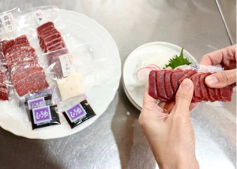 ロータス九州ドットコム//熊本県産　純熊本県産馬刺し 特選馬刺しスライス230g 赤身,霜降り,コーネ