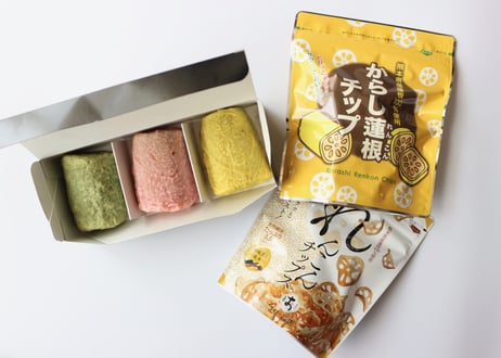 店内で揚げています！ケンミンショーで取り上げられた「三色蓮根」と、れんこんチップの組み合わせ