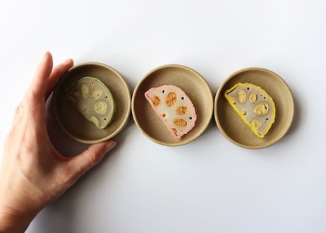 からし蓮根革命としてTVでも取り上げられた「三色蓮根」からし・さくら（チリペッパー）・わさびの彩り鮮やかな組み合わせです