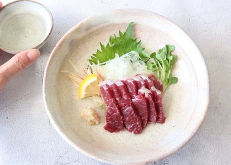 鉄分豊富・熊本名物！直送　馬刺し盛り合わせ300ｇセット