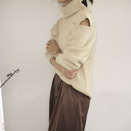 shoulder cut knit