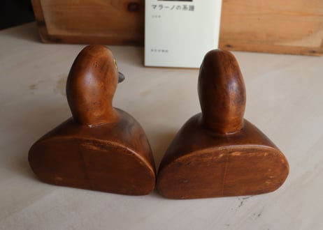 カモの木製ブックエンド