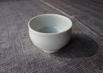 白磁湯のみ（工藤冬里）