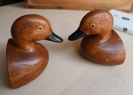 カモの木製ブックエンド