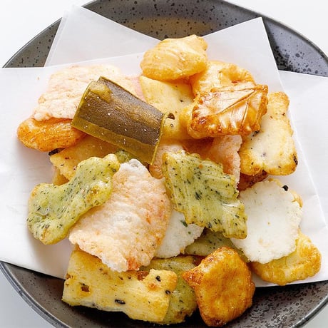 [送料込] 楽しいかたちのあられがぎっしり 吹き寄せ 中缶(700g)【あられ処 仁の蔵】