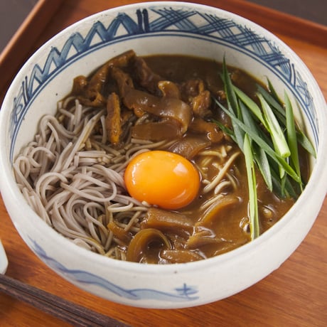 ［送料込］<ギフト包装>牛すじゴロっと辛口カレー半生麺蕎麦 （2人前）【総本家浪花そば】