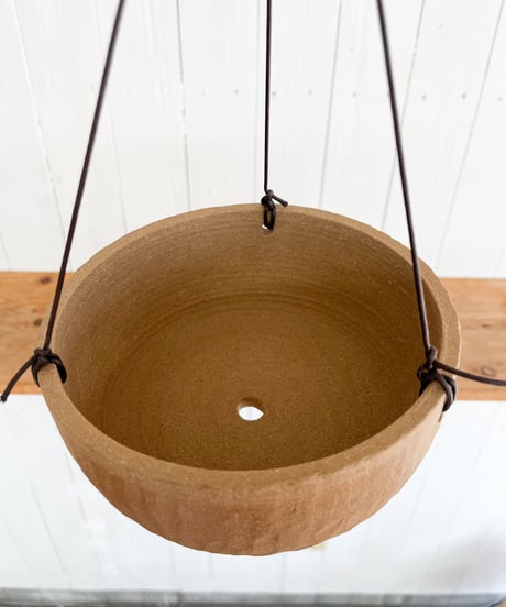 Hanging planter/khaki carved