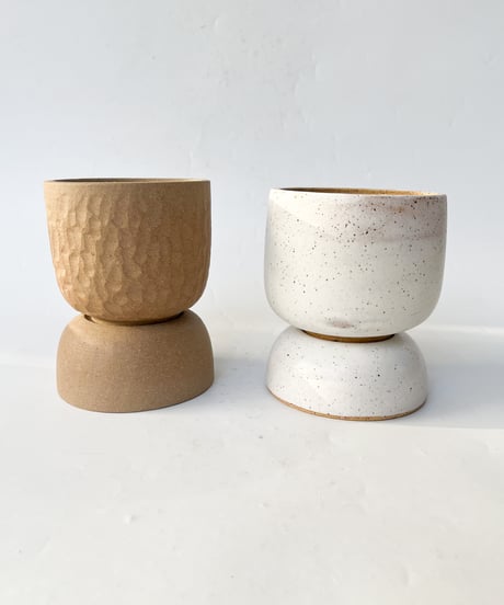 Small round planter /khaki carved