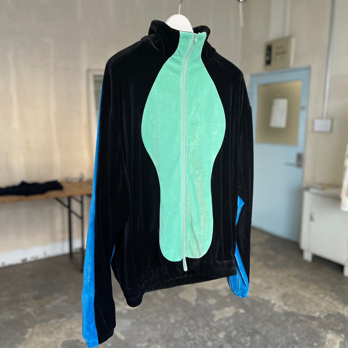 A MACHINE TARGET TRAINING JACKET