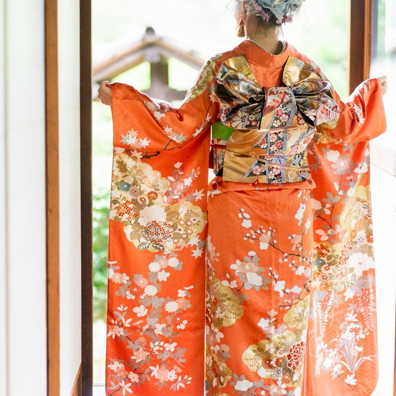 振袖 正絹綸子 白地とオレンジ地に季節の吉祥花柄の絵羽模様 F7