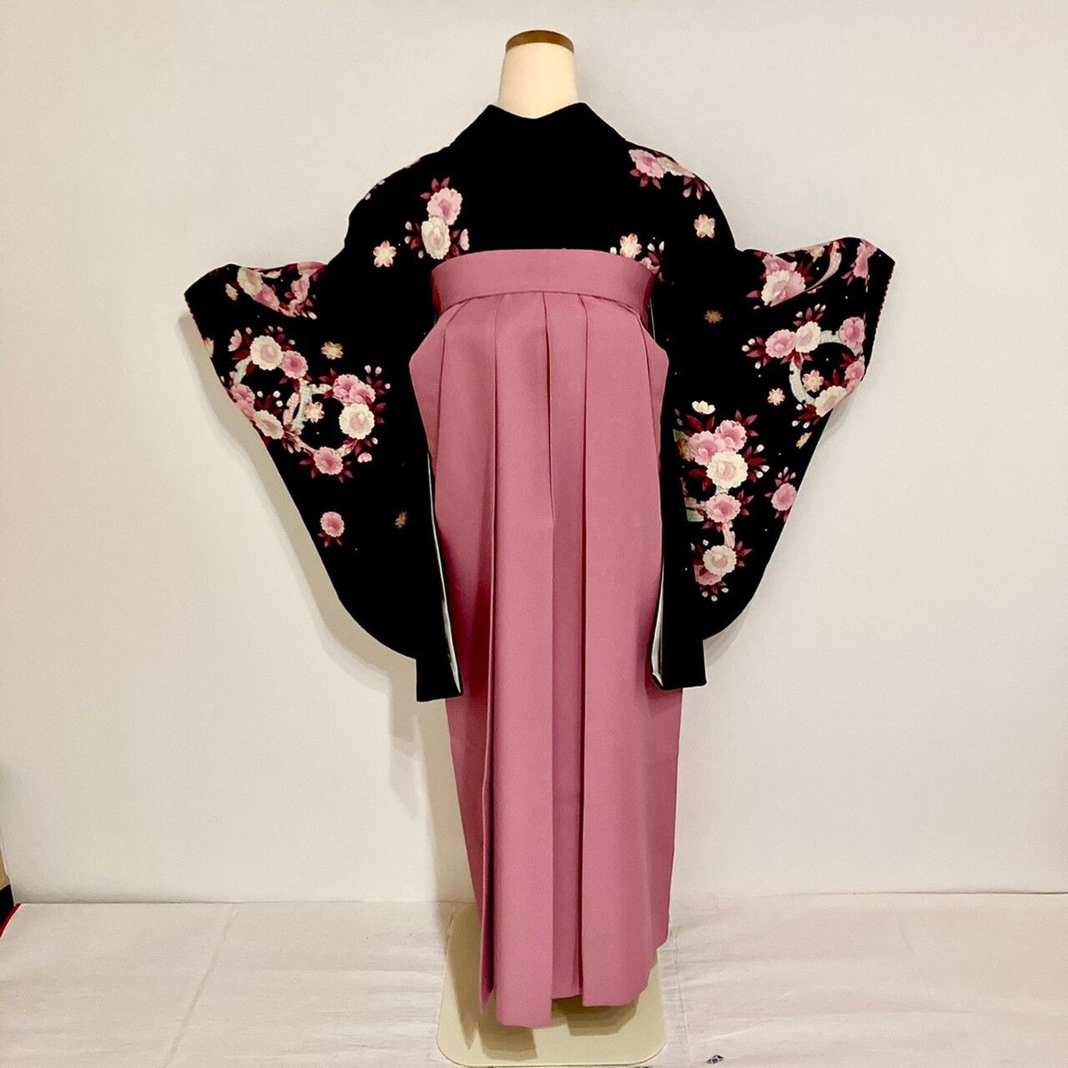 二尺袖+袴】 S-18 黒 牡丹と桜に雪輪/くすみピンク 桜刺繍 二尺袖+袴】 S-18 黒 牡丹と桜に雪輪/くすみピンク 桜刺繍