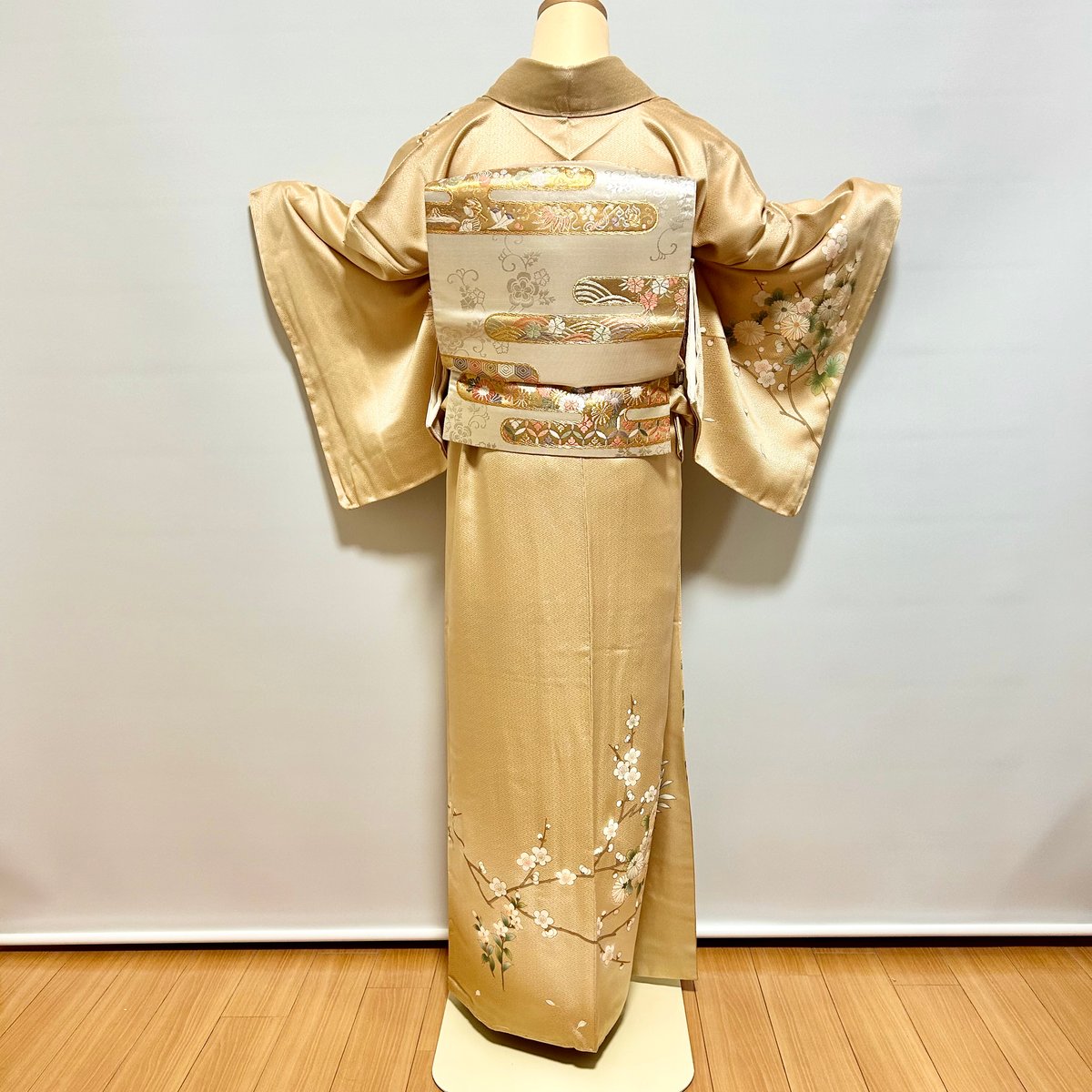 上品な印象の訪問着薄いベージュ さくら・梅・あやめ・藤・菊の