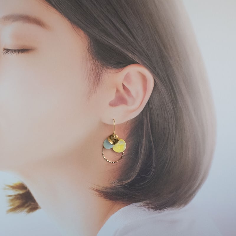 バイカラーのレザーサークルピアス/イヤリング〈イエロー×ライトブルー