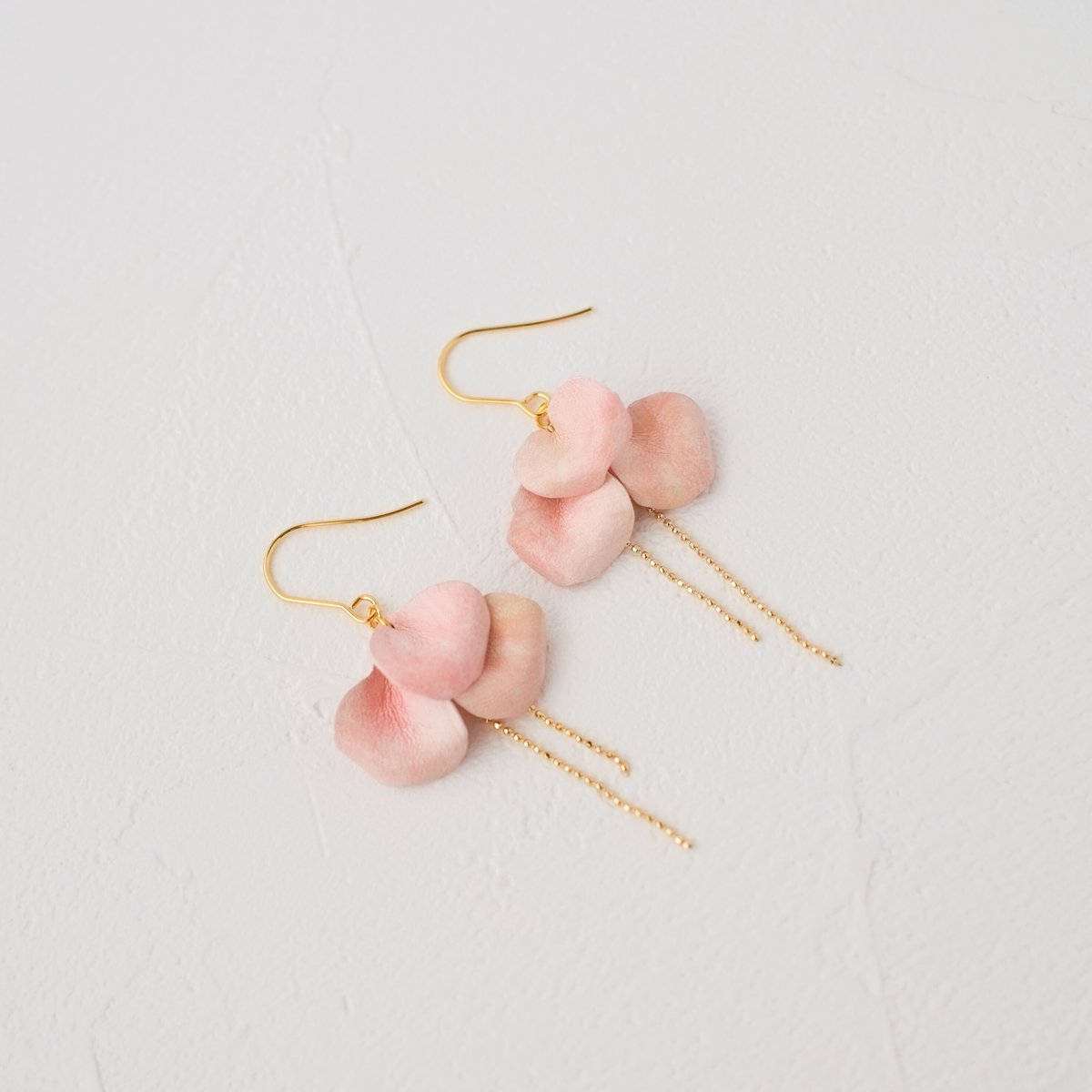 レザーの花びらフックピアス/イヤリング〈ピンク〉 | cafételier brugge