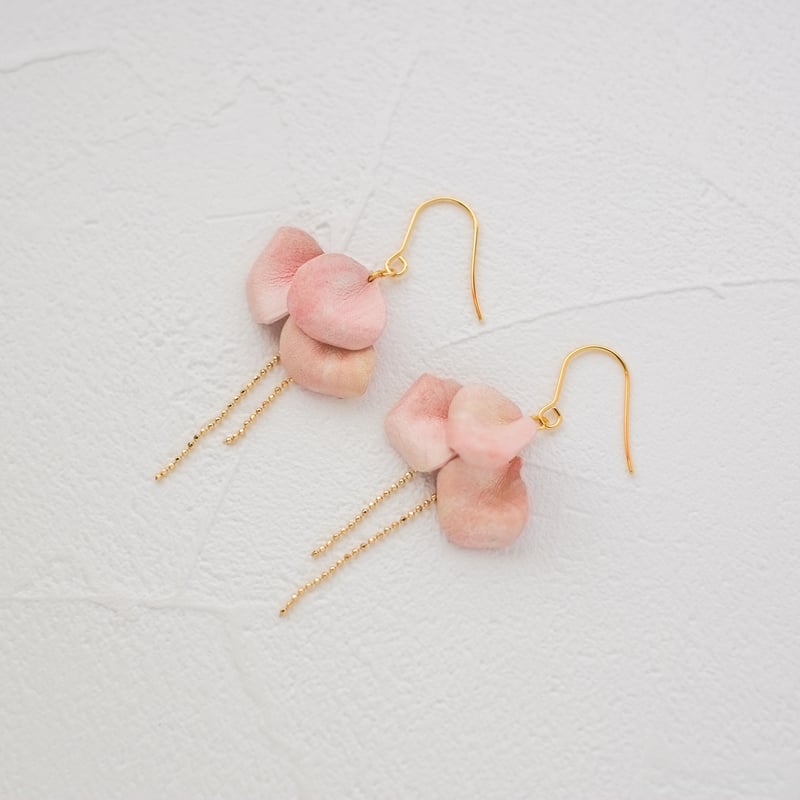 レザーの花びらフックピアス/イヤリング〈ピンク〉 | cafételier brugge