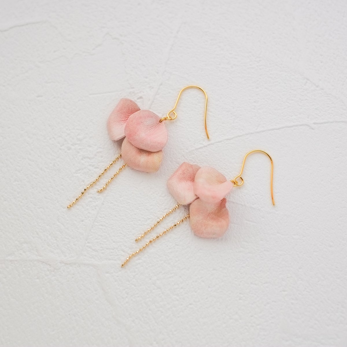 レザーの花びらフックピアス/イヤリング〈ピンク〉 | cafételier brugge
