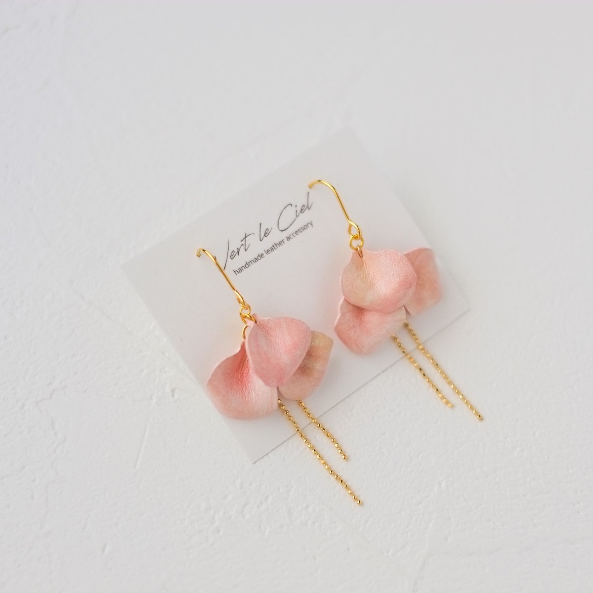 レザーの花びらフックピアス/イヤリング〈ピンク〉 | cafételier brugge