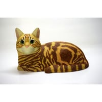 【待ちムスメ 】   キャットカーヴィングという独自の技法で、愛らしい猫を彫りだす、木彫作品