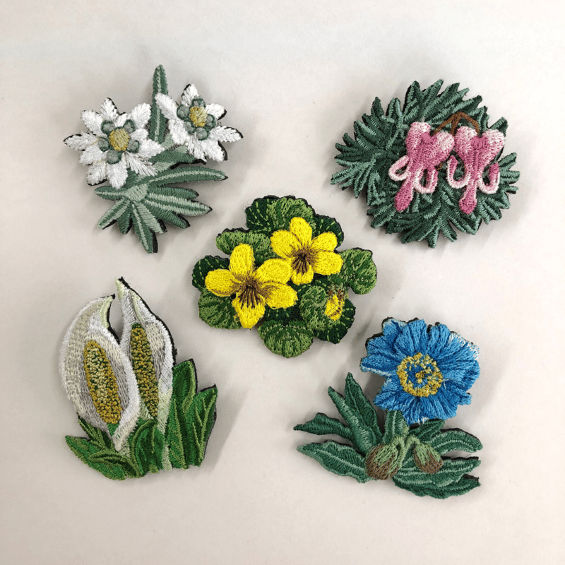 刺繍ピンブローチ（こまくさ） | まいたび商店