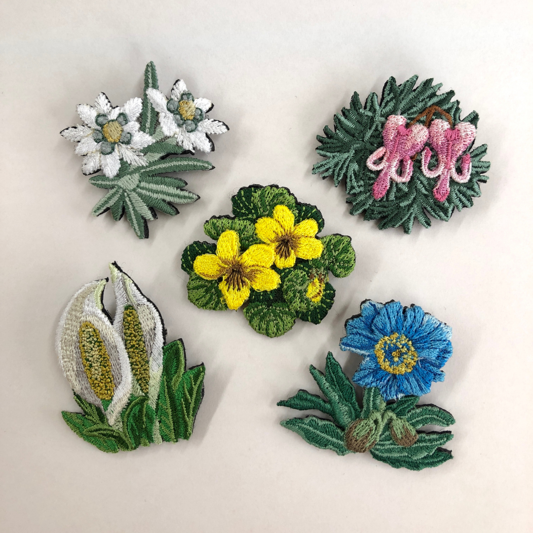 刺繍ピンブローチ（こまくさ） | まいたび商店