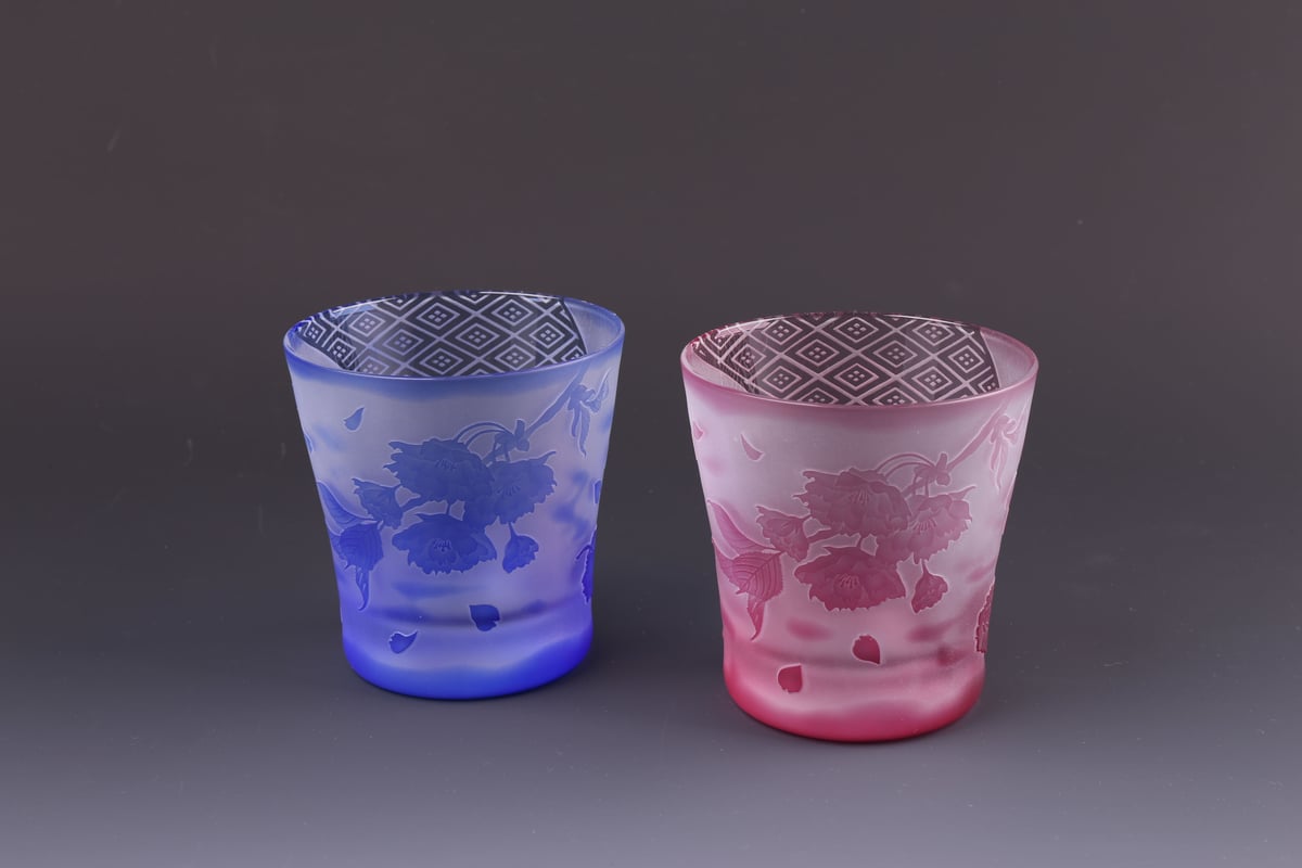 サンドブラスト加工によるガラスの花生け 紫の被せガラス 幻想的にツバキの花を彫りました ブラスト工房