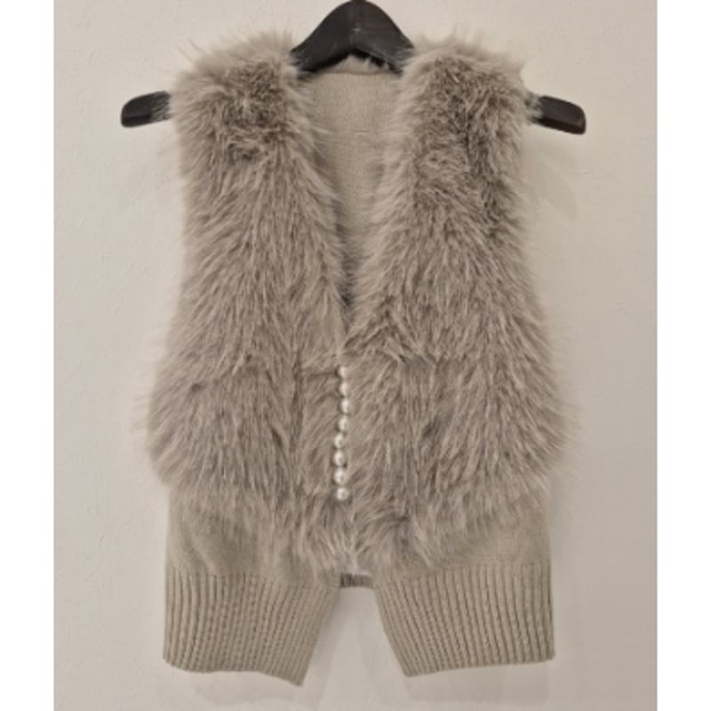 【GALENA】パール付きニットコンビフェイクファーベスト　ベージュ GALENA（ガレナ）の「【GALENA/ガレナ】パールボタンニット