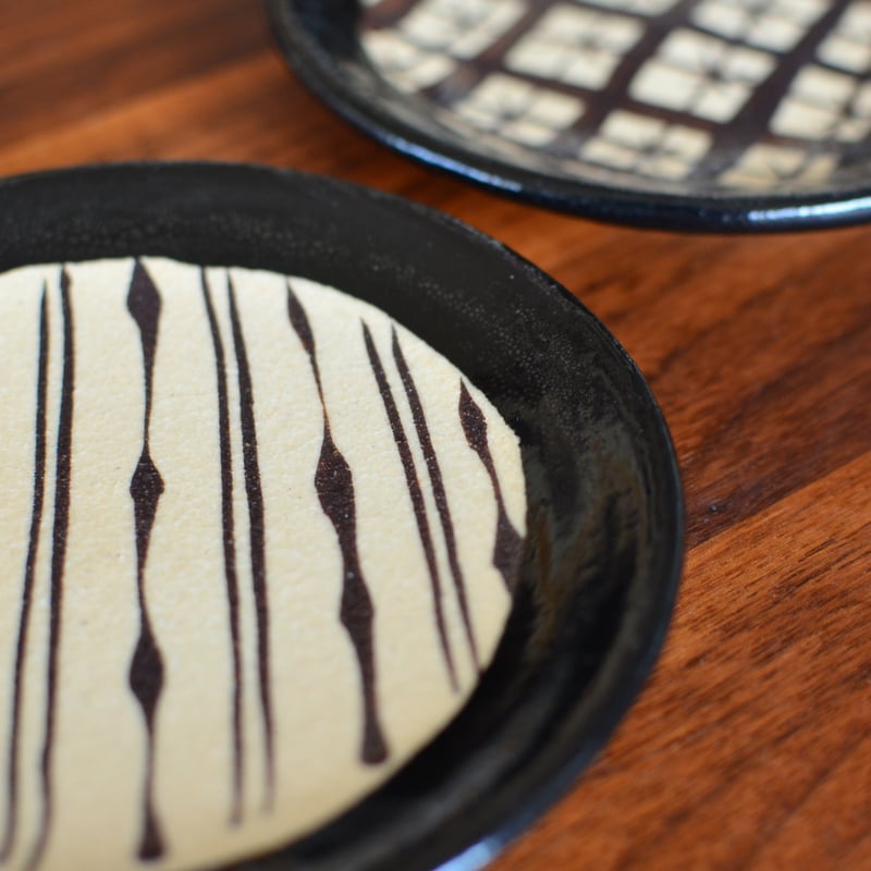 黒織部籠目文様銘々皿 | KASEN POTTERY