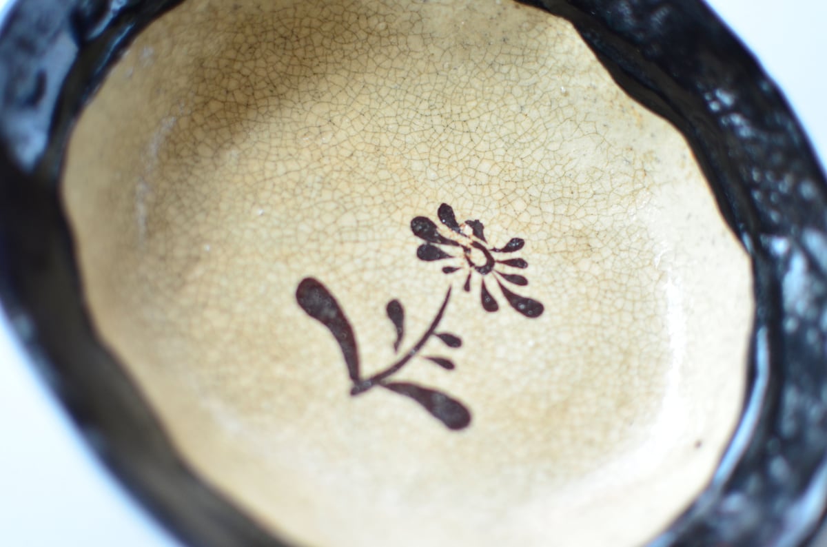 黒織部/かすみ小花取り皿小鉢 | KASEN POTTERY
