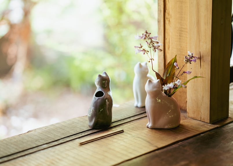 ひがし ちか 花器「愛 編む 磁器猫」 白猫 / 桃猫 / 黒猫 | zen to