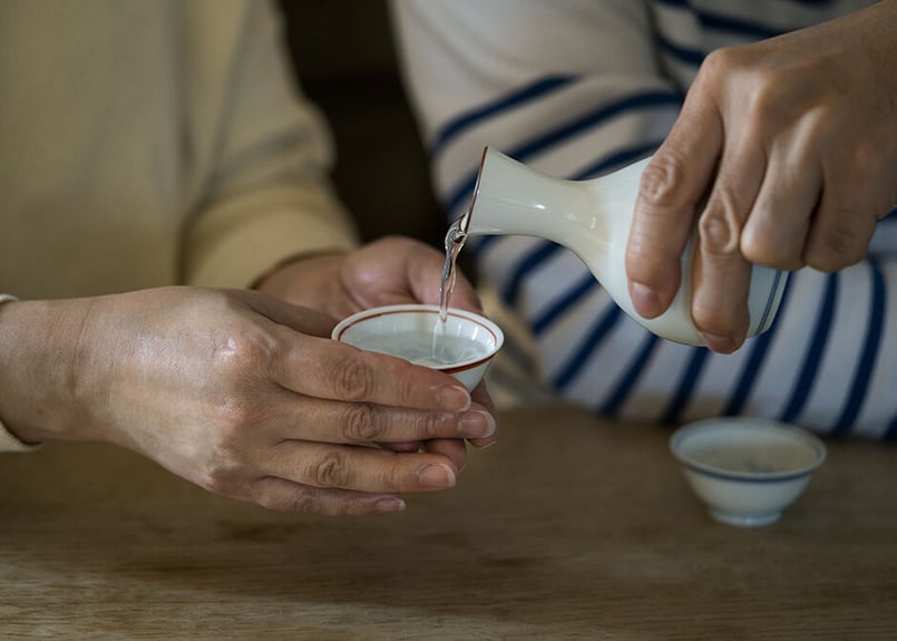 酒器コレクターより　磁州窯　壺盃　本物保証 酒器コレクターより 磁州窯 壺盃 本物保証 白釉緑磁盃 |