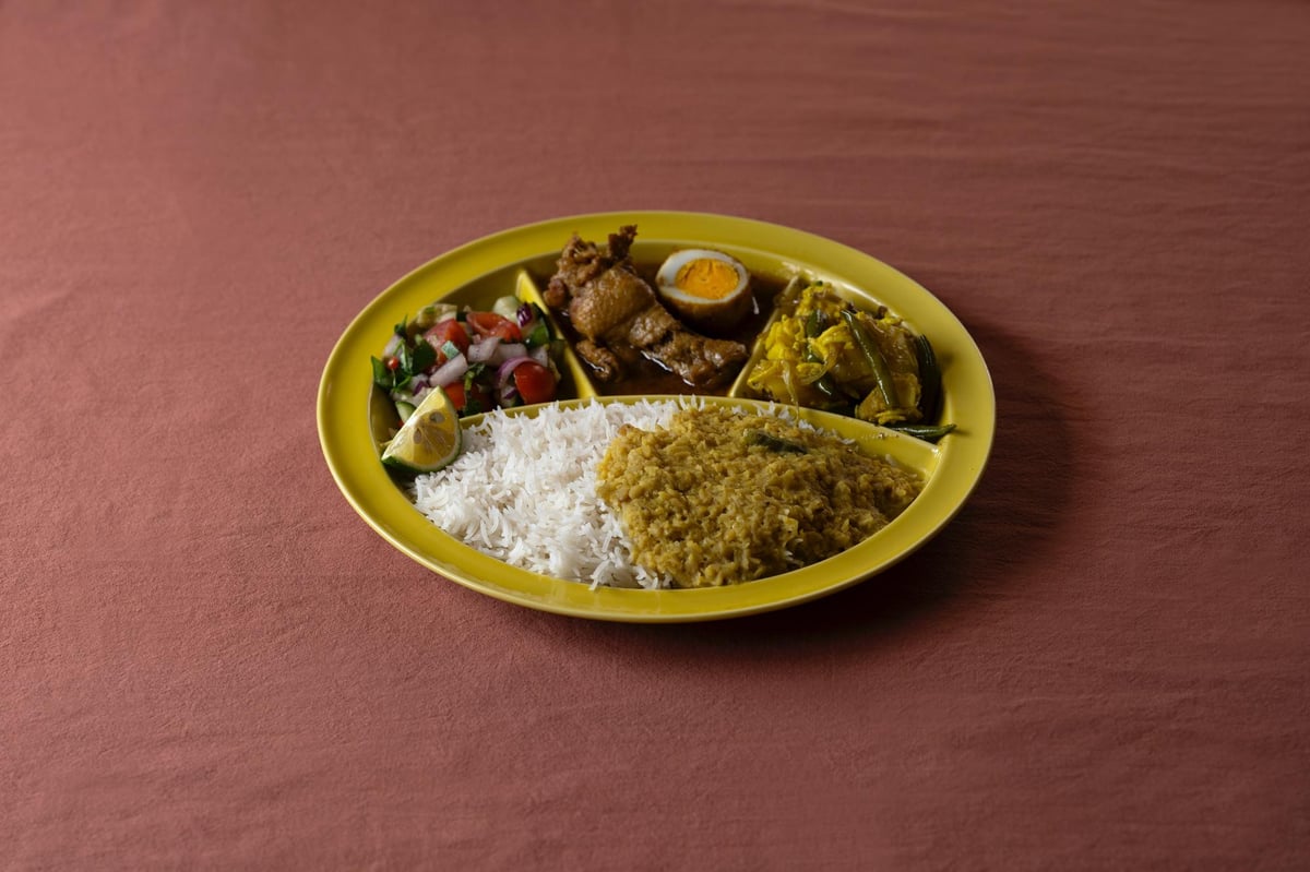 新色のご案内》ユザーン 監修 カレー皿「仕切りが取れるカレー皿