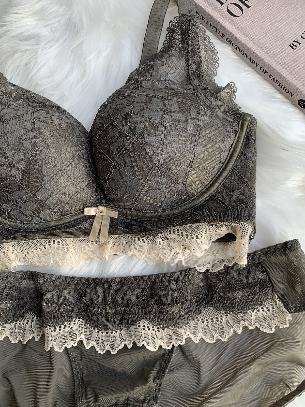 ♡emmerday! シルエットノンワイヤーブラ Lサイズ カーキ ♡emmerday! シルエットノンワイヤーブラ Lサイズ カーキ 脇高