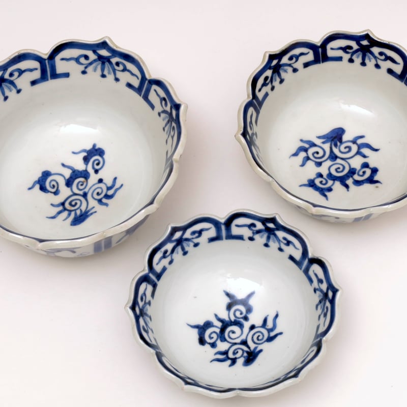 古伊万里染付犬文陵花形三ツ組碗 | LYAN ARTS' Collection online