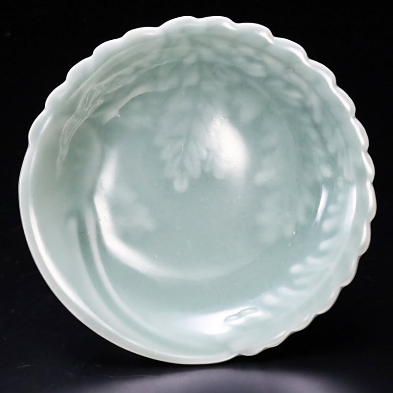 古伊万里 鍋島青磁 後期鍋島 大根 陽刻文 五寸皿 1750年代前後　図録 古伊万里 鍋島青磁 後期鍋島 大根 陽刻文 五寸皿 1750年代前後 図録