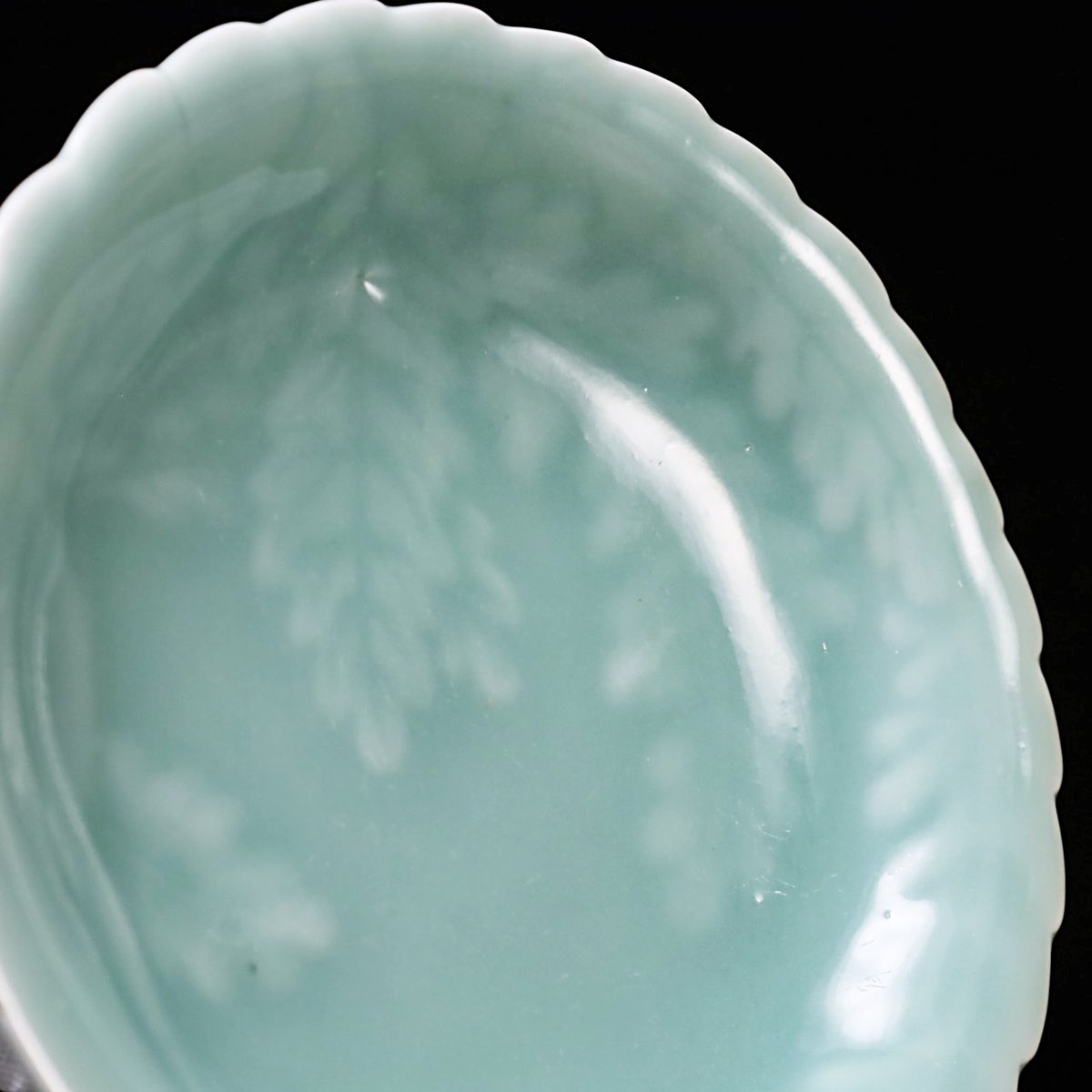 鍋島 青磁陽刻大根文小皿 十客揃 | LYAN ARTS' Collection onlin 鍋島 青磁陽刻大根文小皿 十客揃 | LYAN ARTS' Collection onlin
