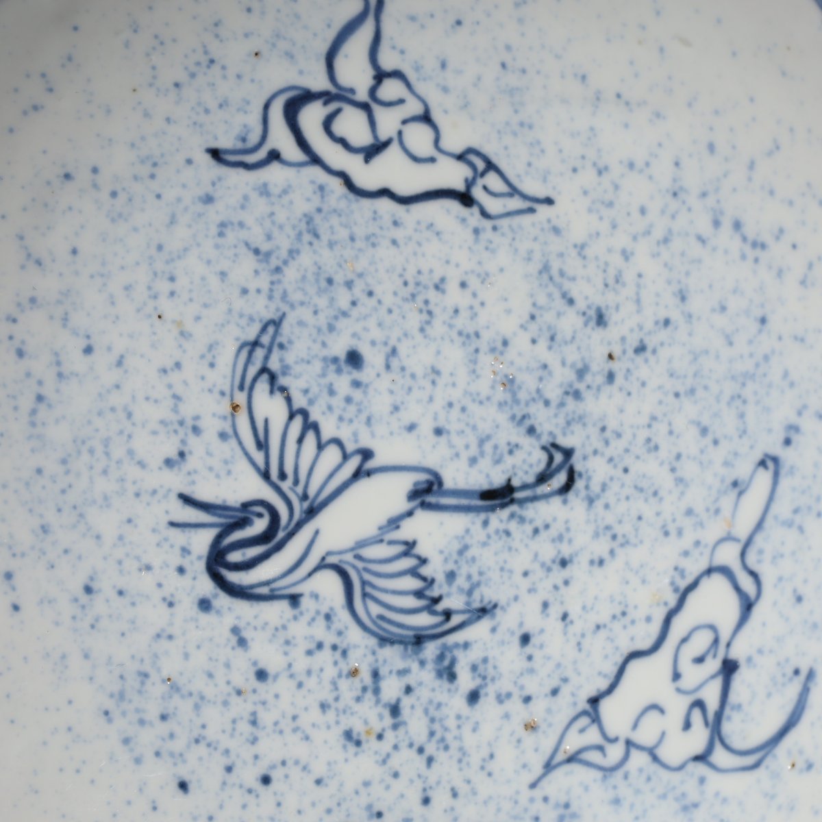 明 古染付吹墨に雲鶴文五寸皿 | LYAN ARTS' Collection online 明 古染付吹墨に雲鶴文五寸皿 | LYAN ARTS' Collection online