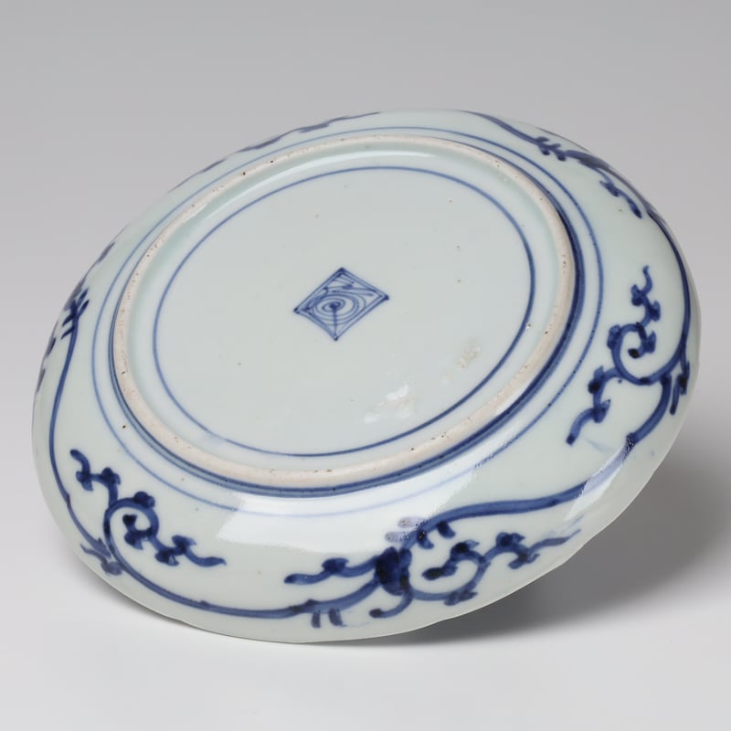 古伊万里染付雲鶴文輪花皿 一客 | LYAN ARTS' Collection online 古伊万里染付雲鶴文輪花皿 一客 | LYAN ARTS' Collection online
