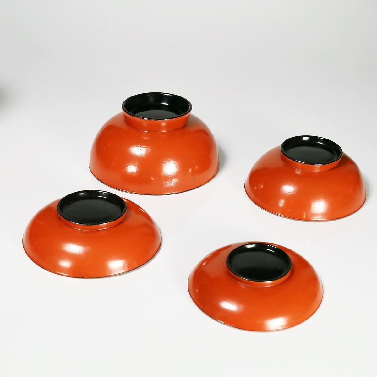 美品 懐石道具 根來塗 吸物膳4客 四方膳 手彫 木製漆器 無垢材 銘々盆 天然木製漆塗 讃岐彫 刳り貫き盆 会席膳 5客セット - 生活骨董
