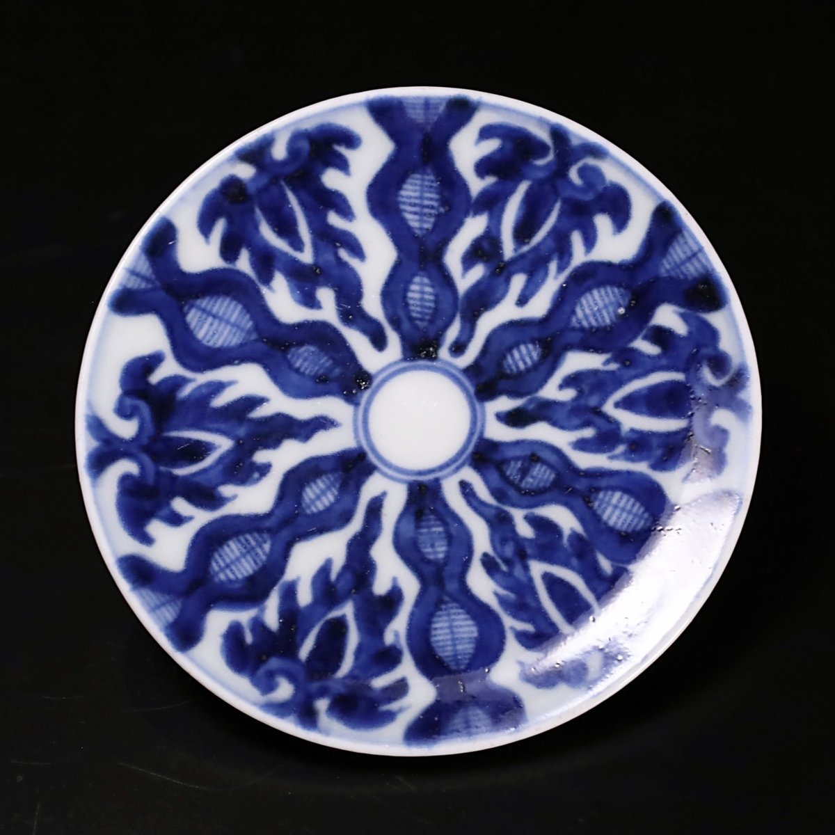 古伊万里 染付よろけ草花文小皿 一客 | LYAN ARTS' Collection 古伊万里 染付よろけ草花文小皿 一客 | LYAN ARTS' Collection