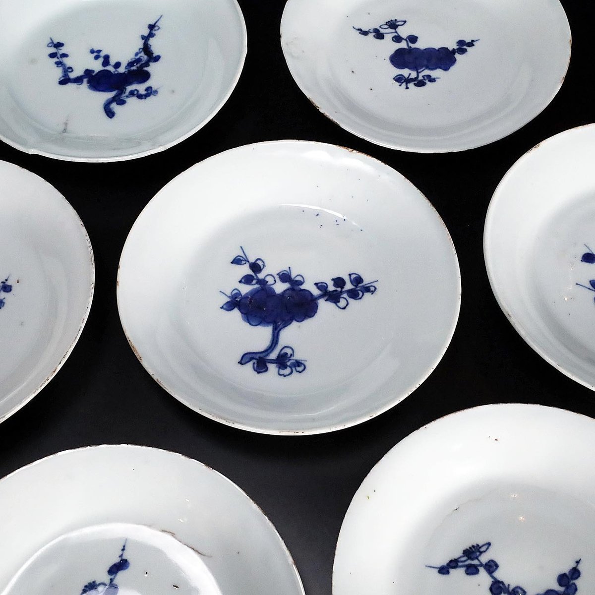 明 古染付梅枝文小皿 十客揃 | LYAN ARTS' Collection online 明 古染付梅枝文小皿 十客揃 | LYAN ARTS' Collection online