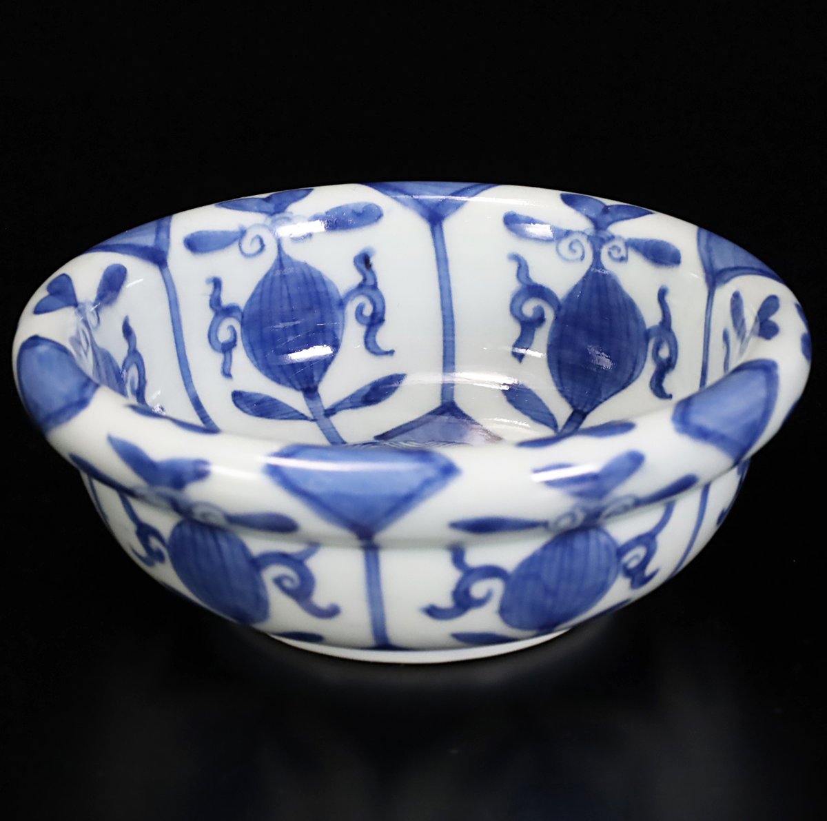 古伊万里 染付芙蓉手草花文小鉢 | LYAN ARTS' Collection online 古伊万里 染付芙蓉手草花文小鉢 | LYAN ARTS' Collection online