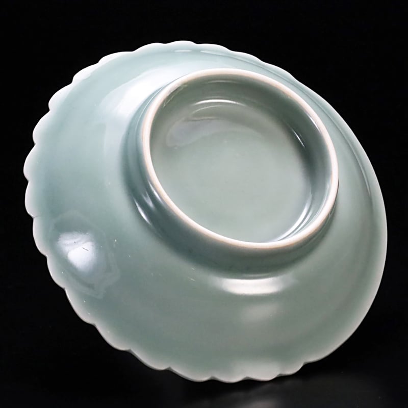古伊万里 鍋島青磁 後期鍋島 大根 陽刻文 五寸皿 1750年代前後　図録 古伊万里 鍋島青磁 後期鍋島 大根 陽刻文 五寸皿 1750年代前後 図録