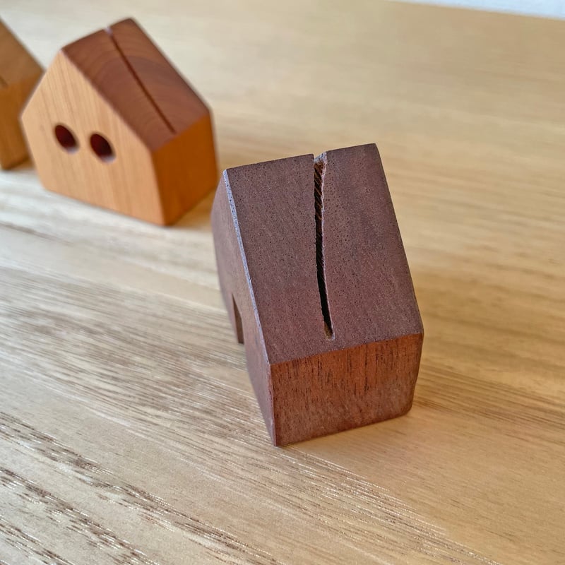 三角屋根のカード立て（3個セット） | 木と工房家具 Jクオリア