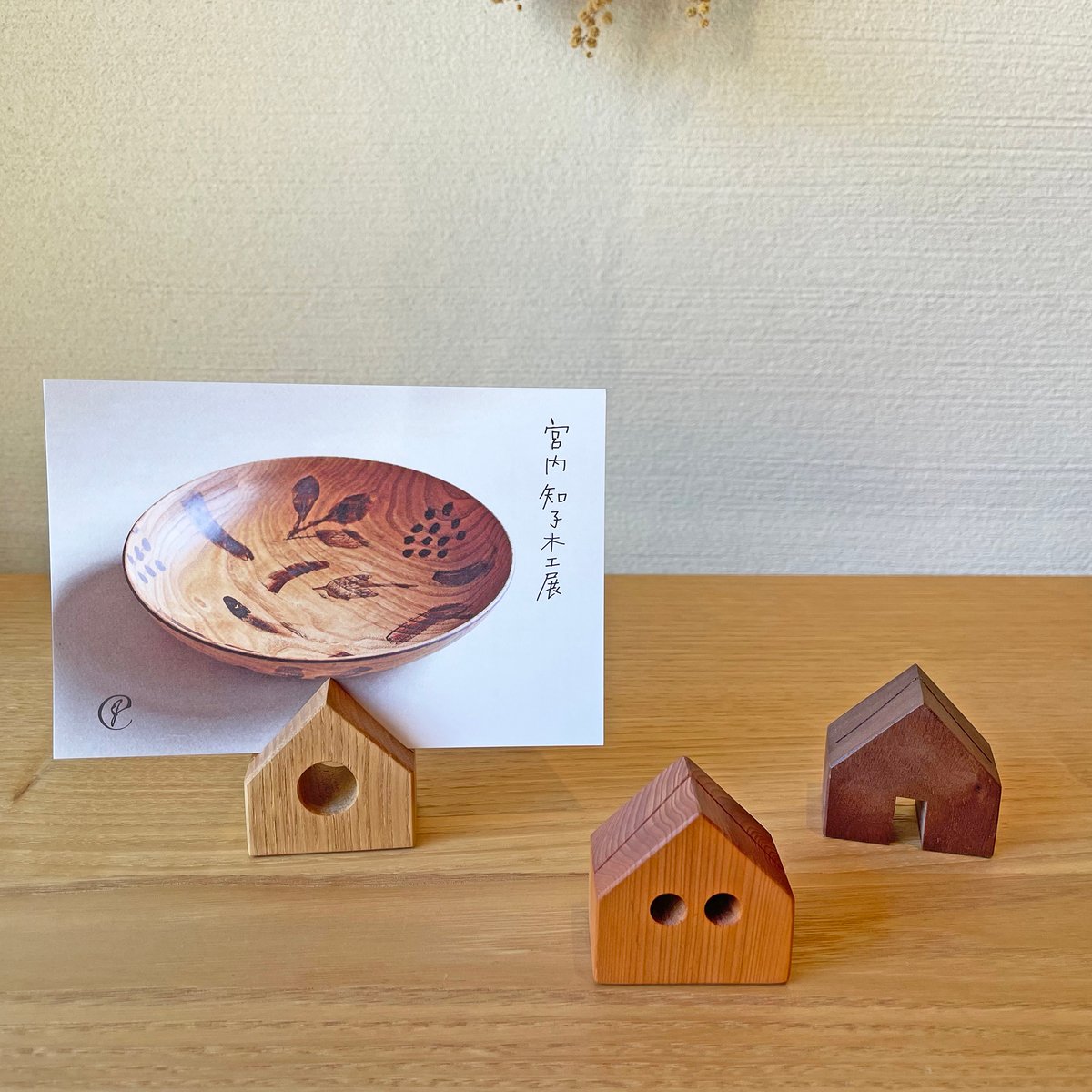 三角屋根のカード立て（3個セット） | 木と工房家具 Jクオリア
