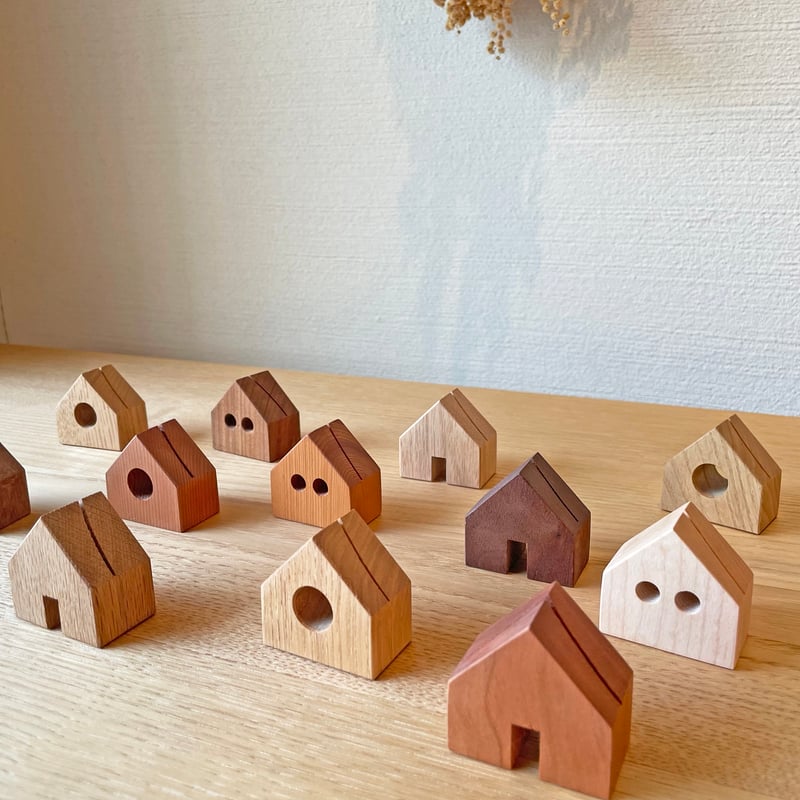 三角屋根のカード立て（3個セット） | 木と工房家具 Jクオリア