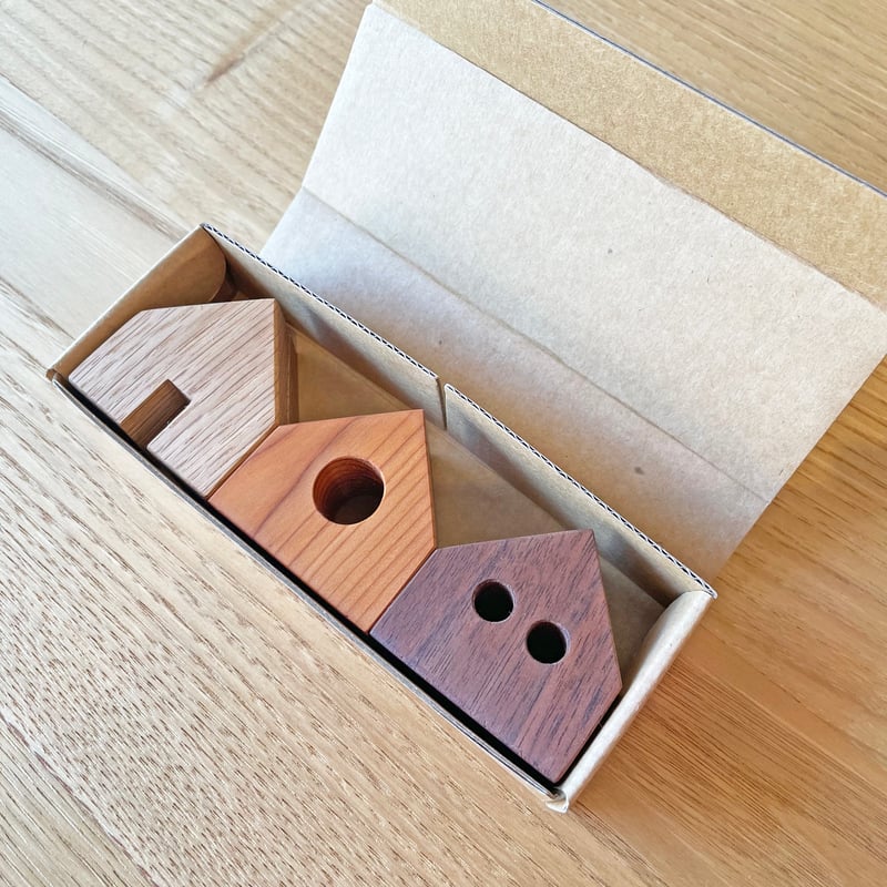 三角屋根のカード立て（3個セット） | 木と工房家具 Jクオリア