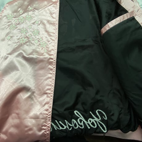 横須賀発祥 スカジャン Yokosuka刺繍入り SUKAJAN 風神雷神 RAIJIN サテン地 ピンク (SKJ64)