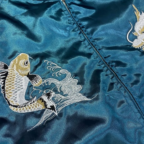 中綿入り Yokosuka刺繍入り スカジャン PUFF SUKAJAN 龍鯉 Dragon Carp 総刺繍 水色 (SKJ87)