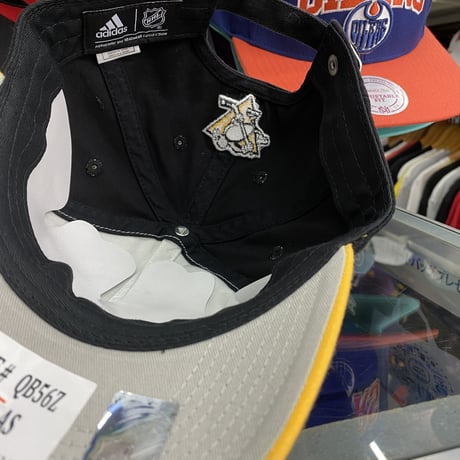 Adidas アディダス NHL ピッツバーグ ペンギンズ 白/黒/黄 ストラップバックキャップ ホッケースティック柄