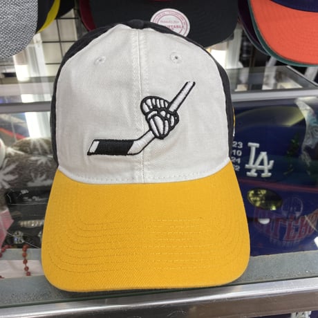 Adidas アディダス NHL ピッツバーグ ペンギンズ 白/黒/黄 ストラップバックキャップ ホッケースティック柄